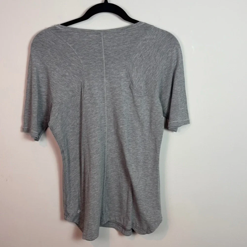 Lululemon Womens License to Train Classic Fit T-Shirt Grey size 10 Athleisure